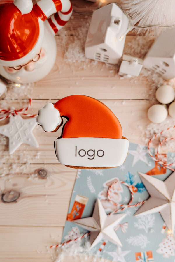 CZAPKA MIKOŁAJA- pierniczek z logo firmy