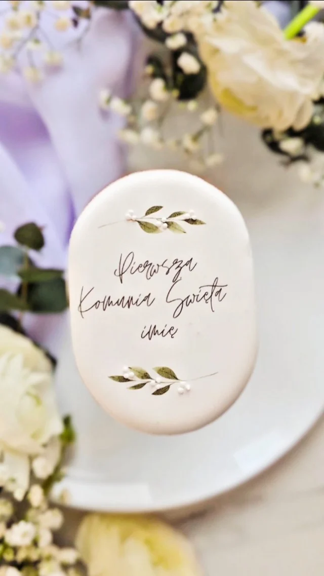 Wielkimi krokami zbliża się maj 🤍
Wraz z nim sezon komunijny 🕊️✨

To idealny moment, by zadbać o podziękowania dla gości na ten wyjątkowy dzień ✨ 

Kolekcja ciasteczek & pierniczków komunijnych dostępna jest na stronie 
 www.cookieart.pl
Znajdziesz tu personalizowane wzory ✨
Jeśli lubisz taką estetykę. Delikatne i subtelne detale 🌿to ta kolekcja jest właśnie dla Ciebie 🤍
